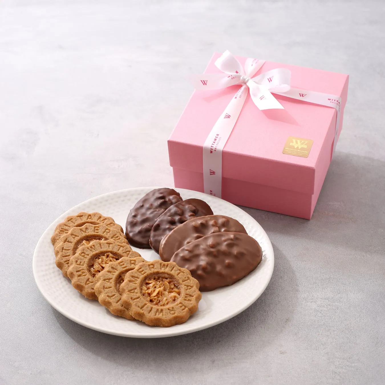 リニューアル記念BOX ヴィタメール人気の焼き菓子「マカダミア・ショコラ」と新商品の「サブレ・フロランタン」を詰め合わせた限定ギフトBOX