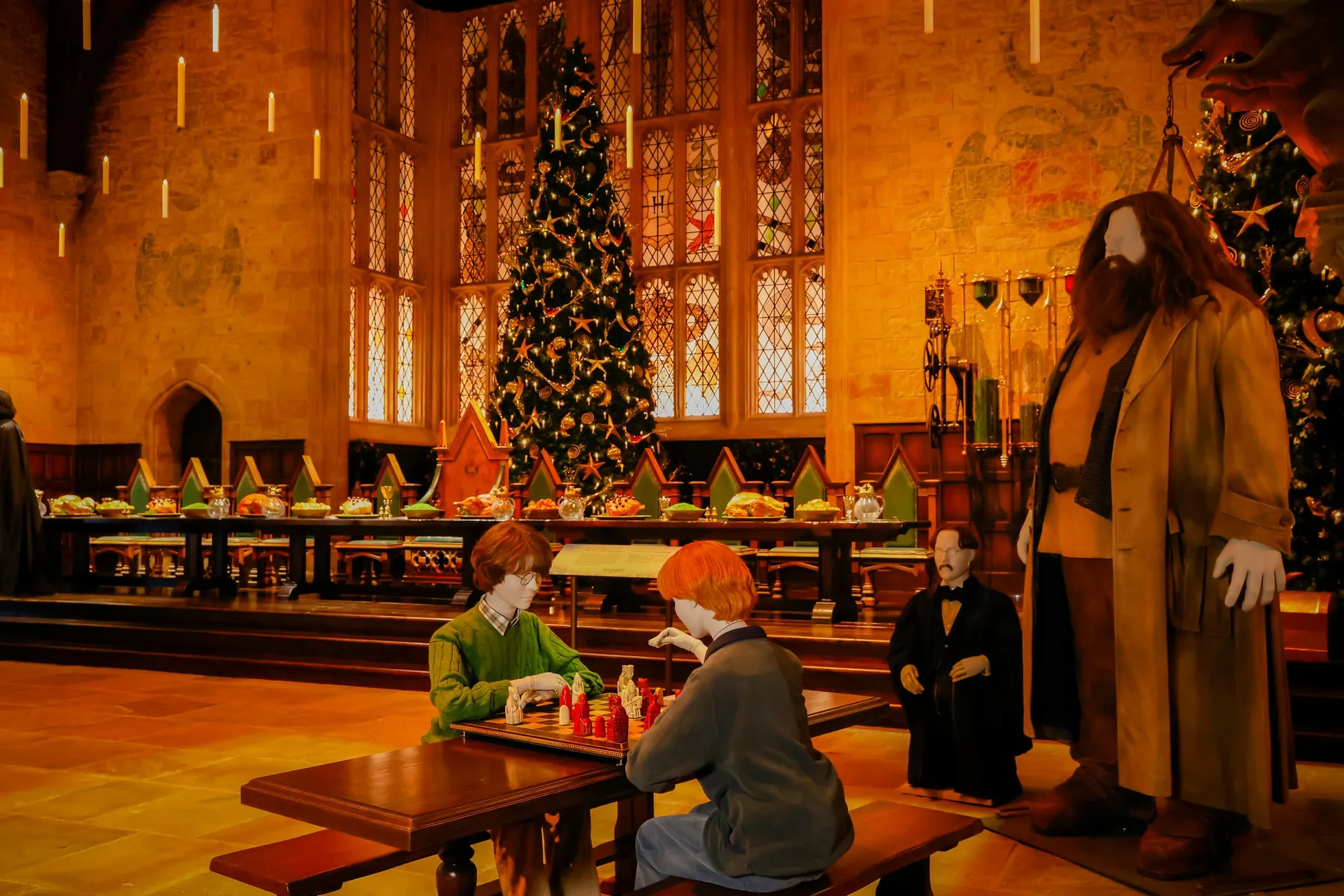 映画『ハリー・ポッターと賢者の石』の魔法のチェスをするハリーとロンのシーンを再現した大広間の一角