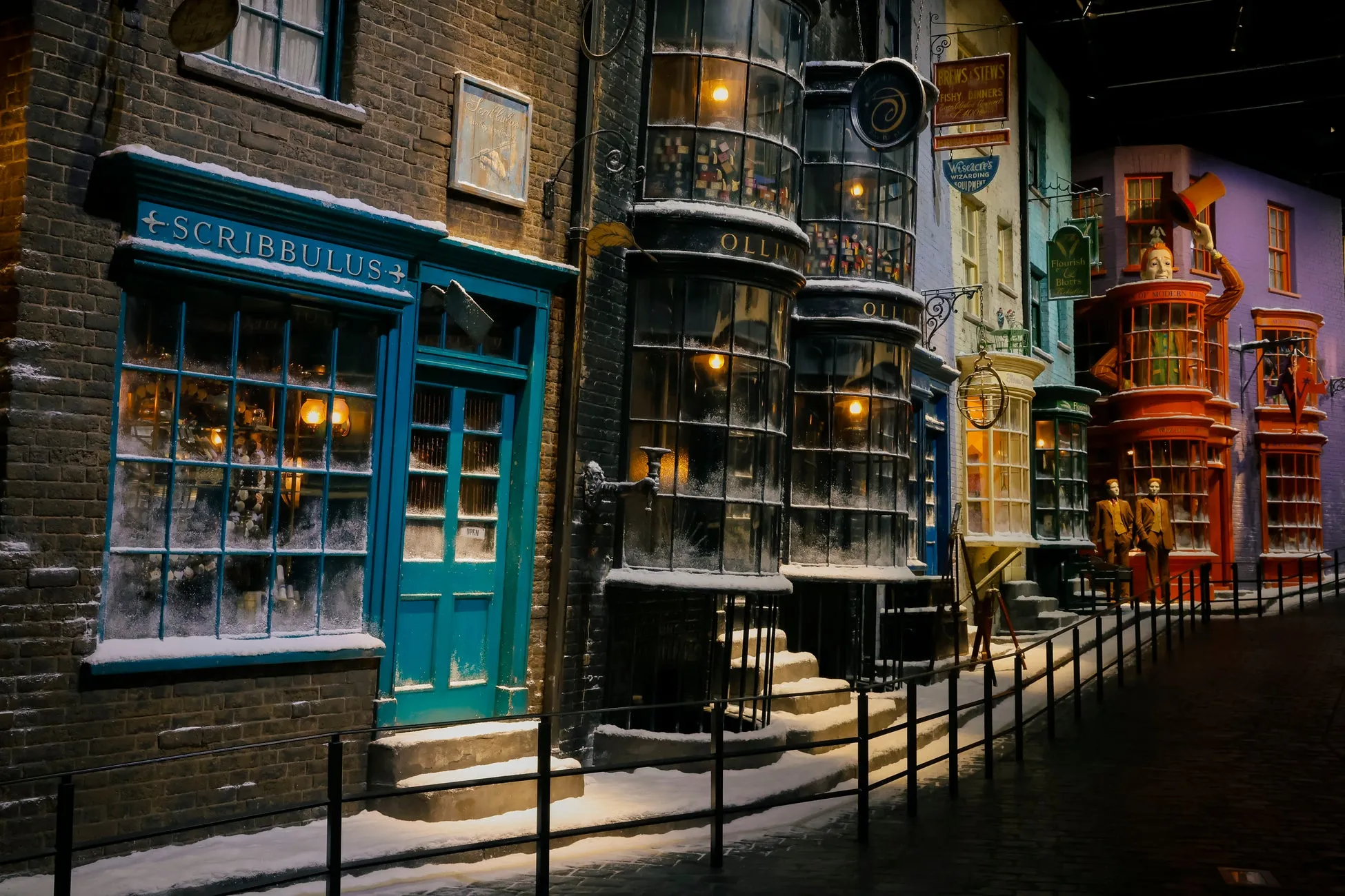 雪に包まれたダイアゴン横丁の路地