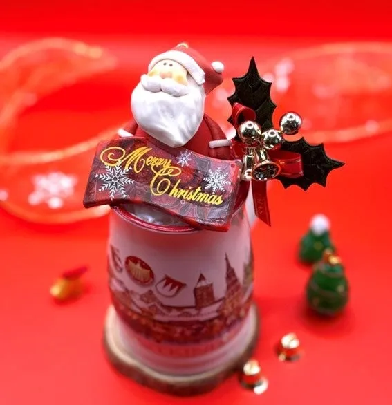 クリスマスマーケット会場の豪華なイルミネーション