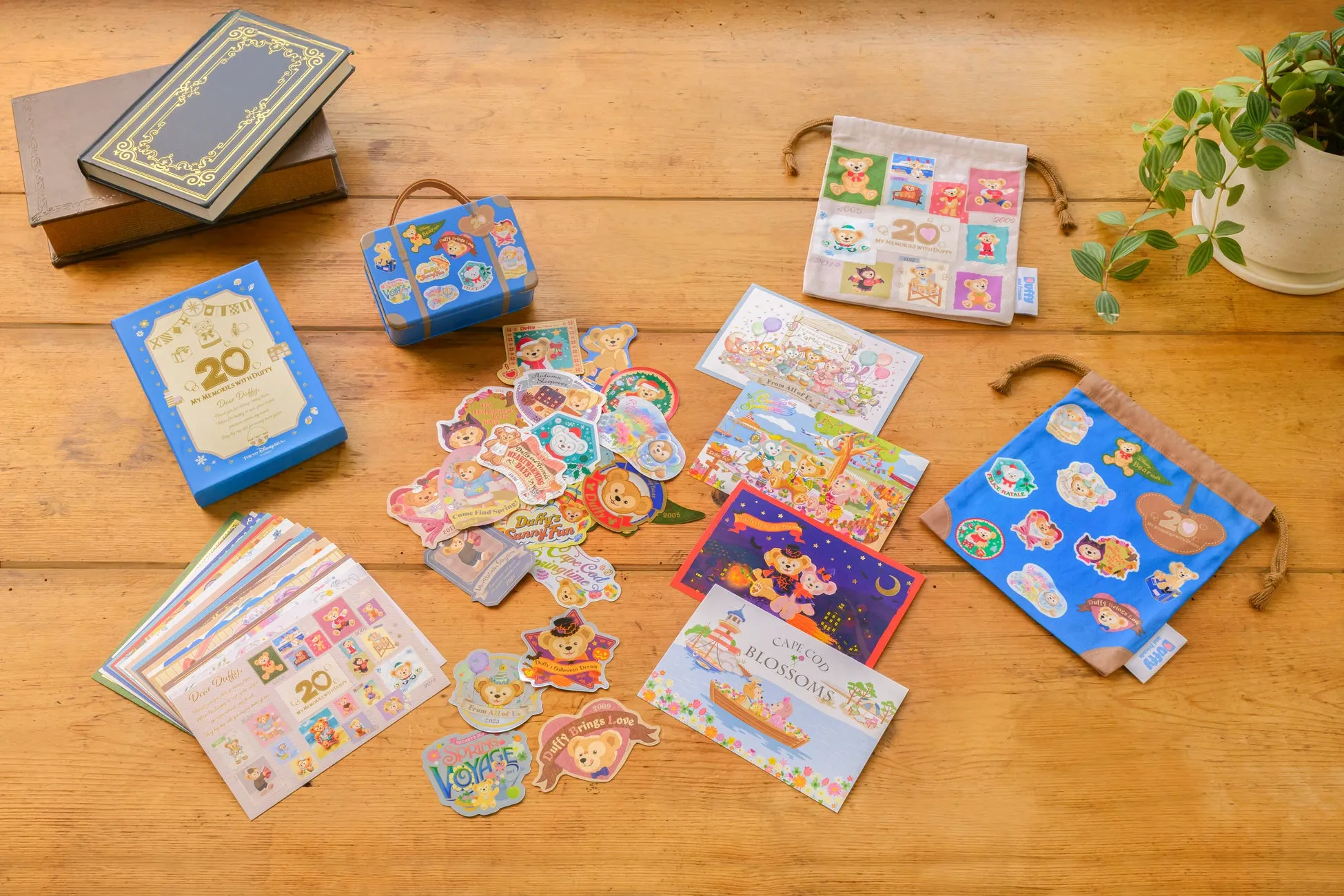 20年分のダッフィーの魅力がつまったBOX入りポストカードセット