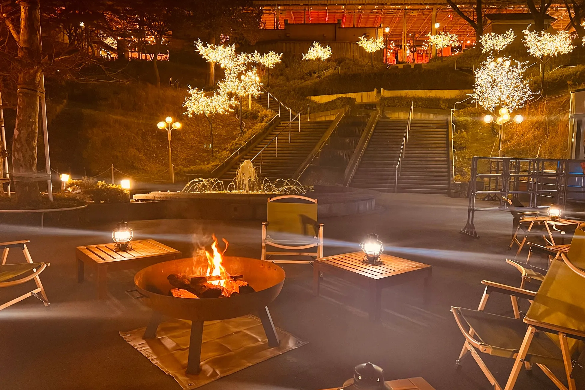 夕日の縁日通りで行われる焚火喫茶の暖かい焚火の様子