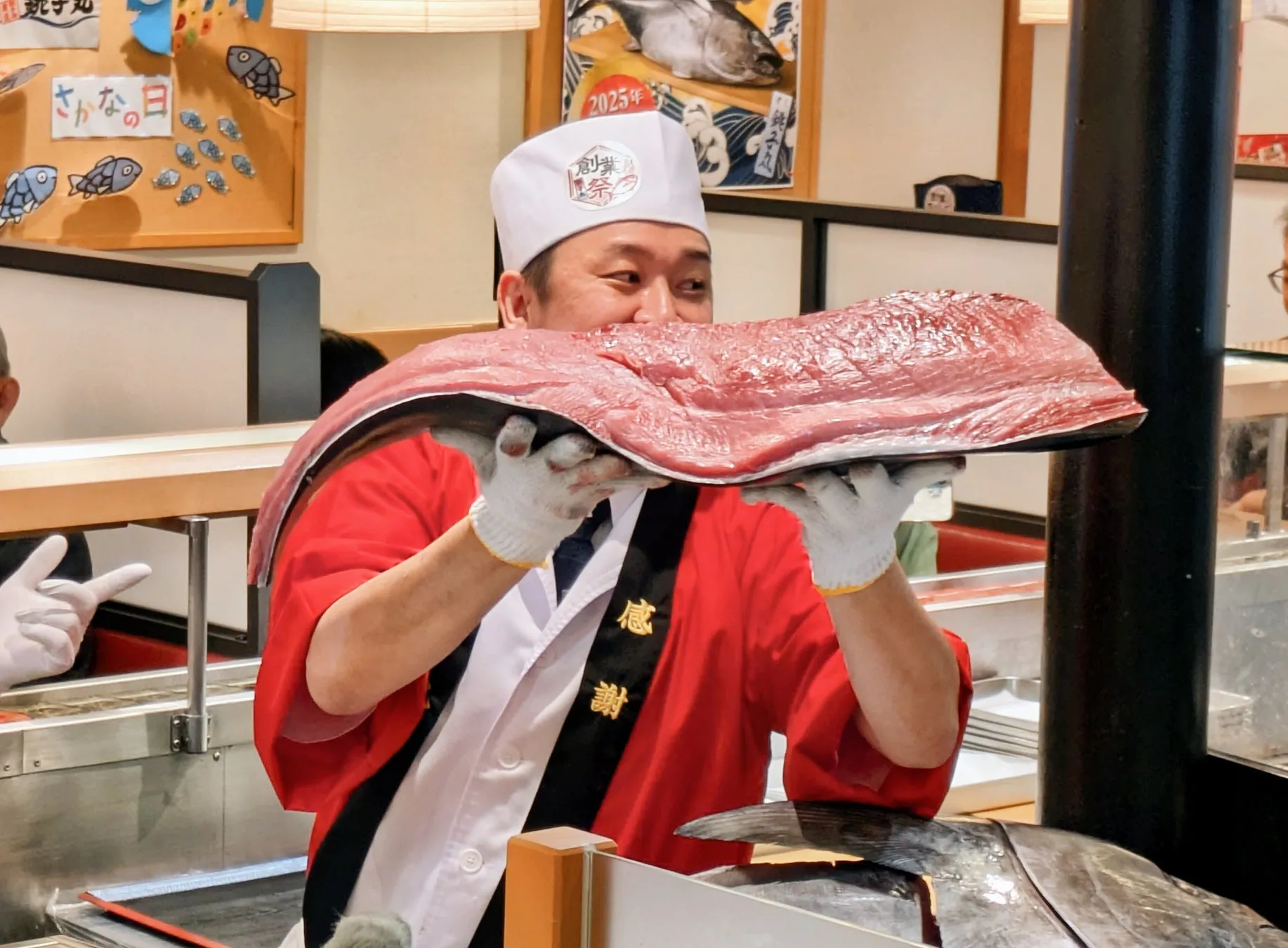 鮪解体ショーの様子