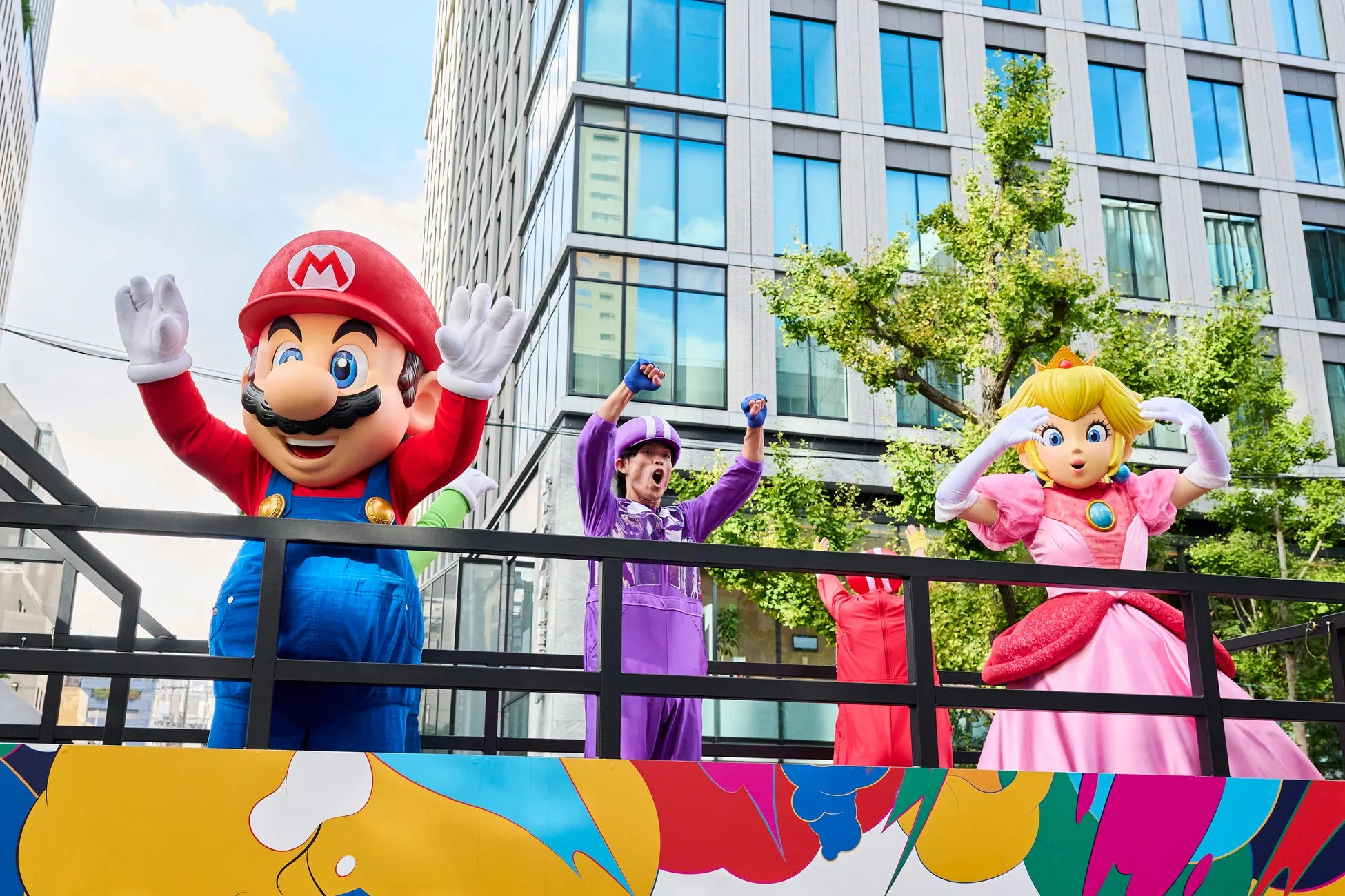 マリオとピーチ姫、御堂筋ランウェイのカラフルなフロート上