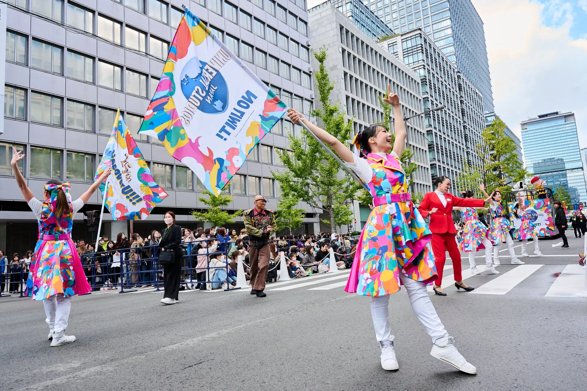 色鮮やかな衣装のパフォーマーが旗を振る御堂筋ランウェイ