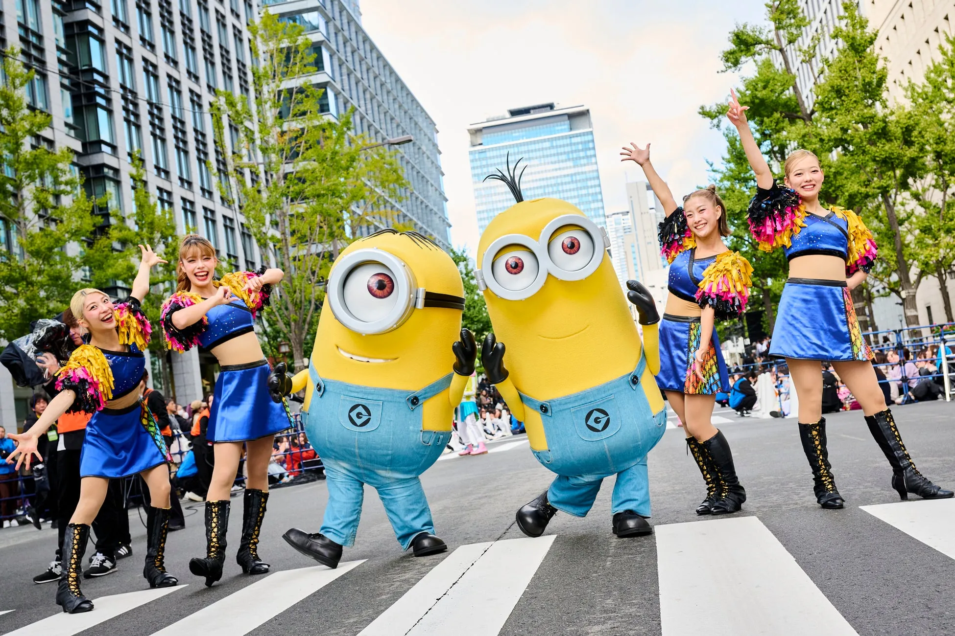 ミニオンとダンサーたちが楽しくパフォーマンス