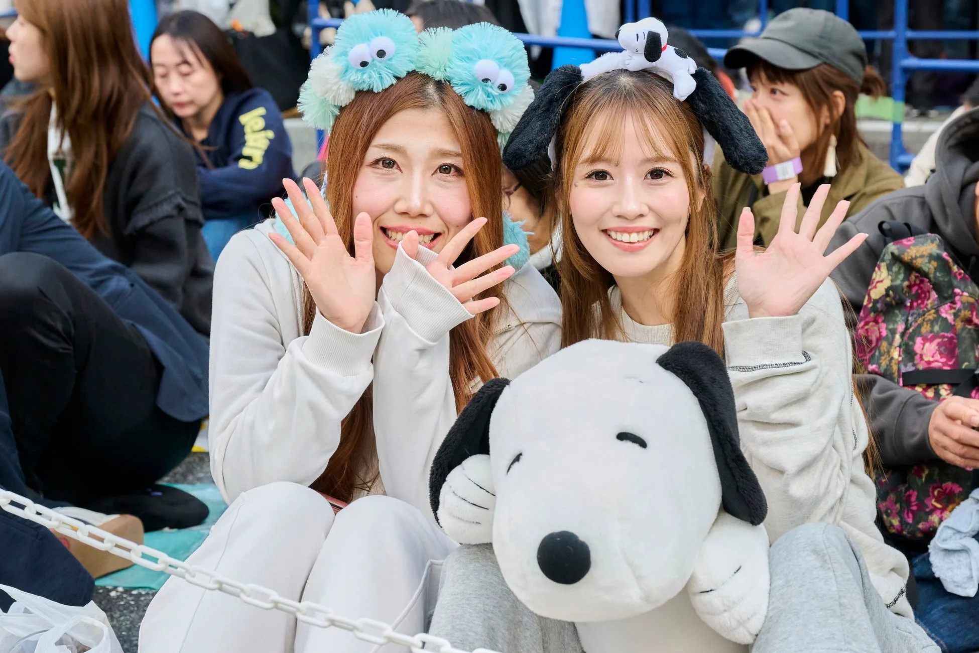 スヌーピーの被り物をした笑顔の女性たち