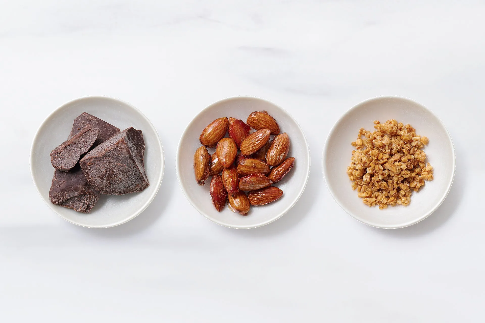 クラフトチョコ・有機キヌアパフ・アーモンドキャラメリゼによるザクっと食感の本格チョコクランチ