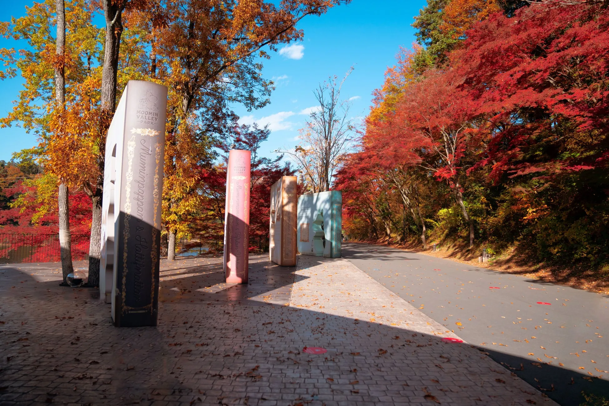 ムーミンバレーパークの紅葉とアートオブジェ