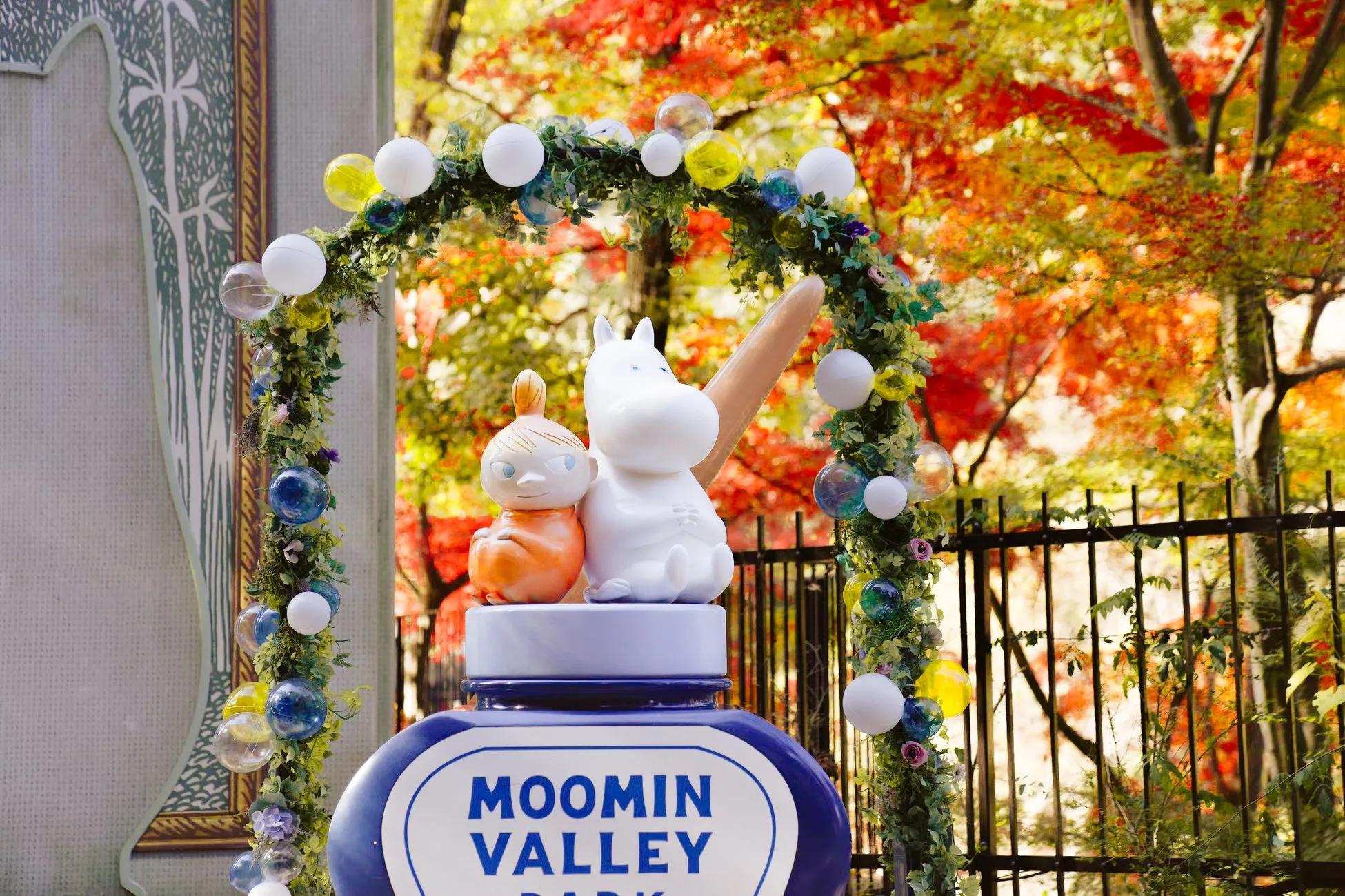 ムーミンバレーパークの紅葉とキャラクターオブジェ