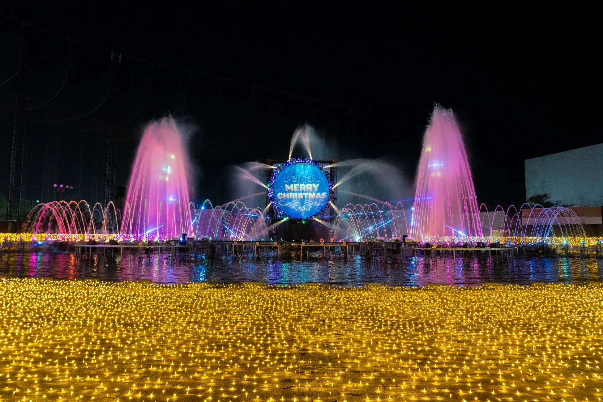 よみランXmas2025の華やかなイルミネーション