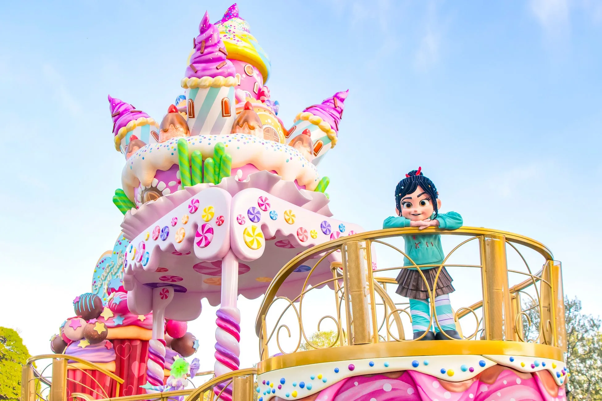 東京ディズニーランドのカラフルなフロートとキャラクター