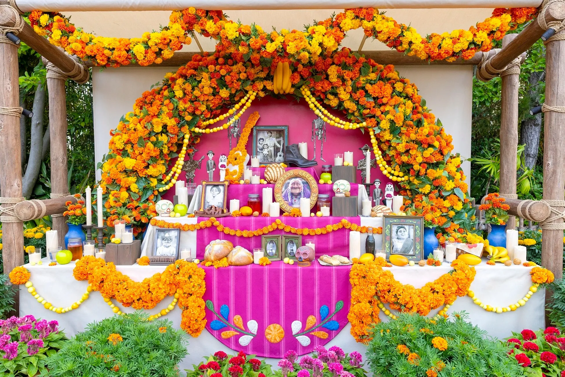 ディズニーランドのカラフルな祭壇展示