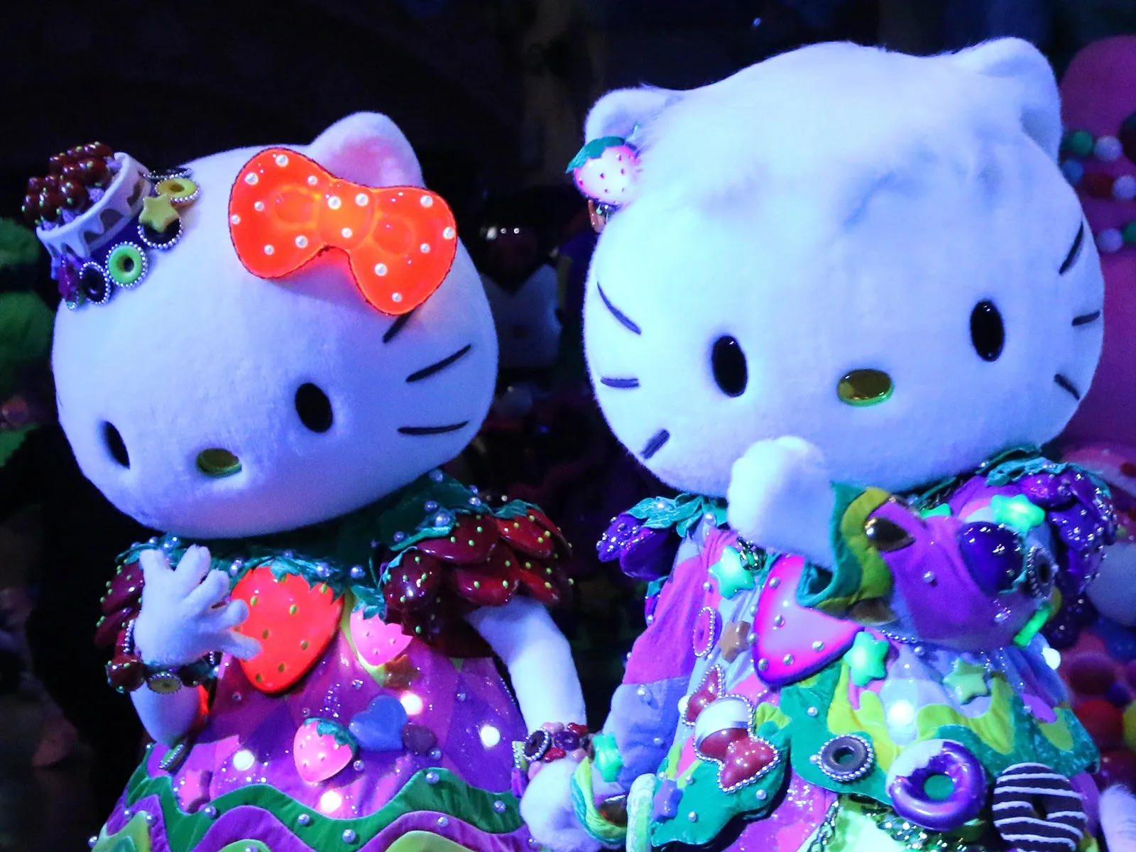 フィナーレを飾るカラフルなキティキャラクター