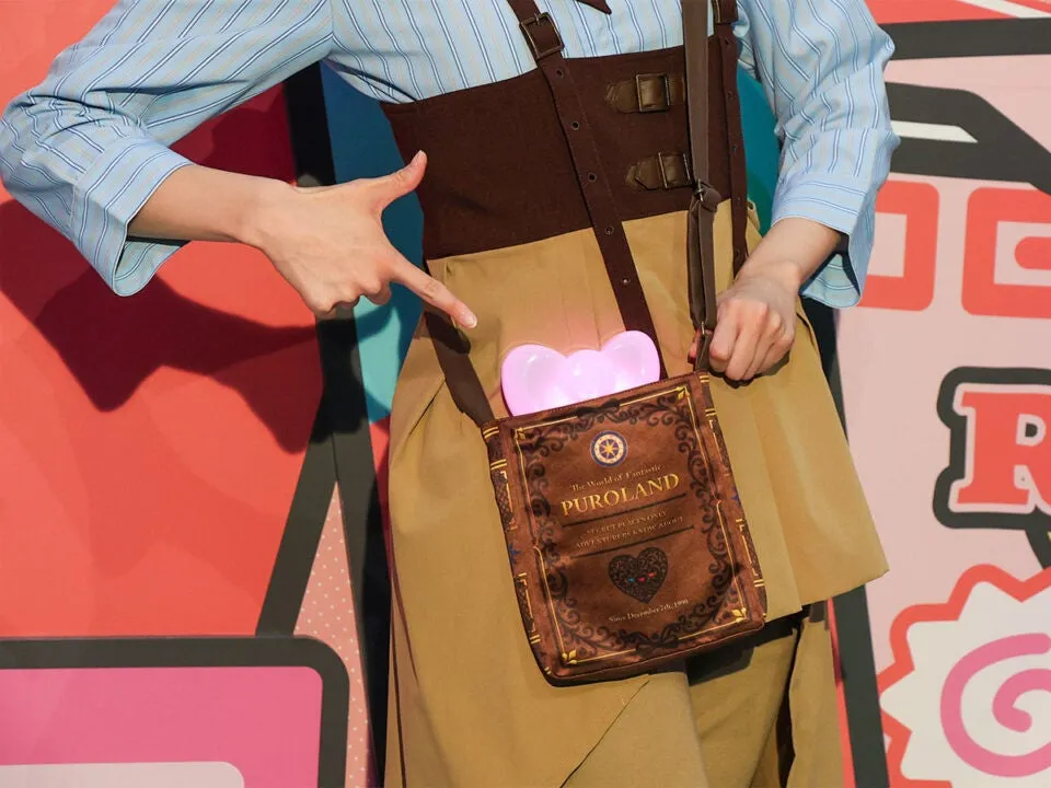 光るハート型オブジェを持つピューロランドのポーチ