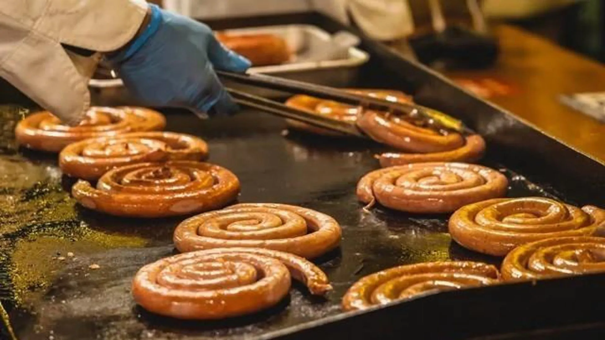 行列ができる名物のぐるぐるソーセージ