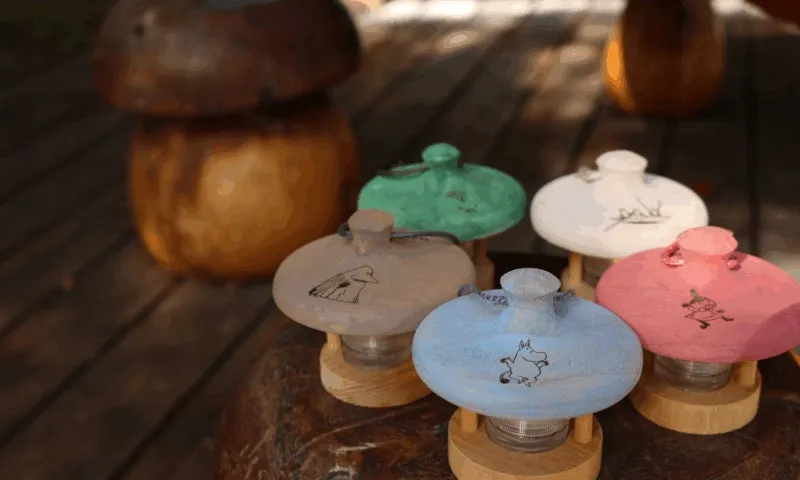 ムーミンキャラクターが描かれた色とりどりの容器