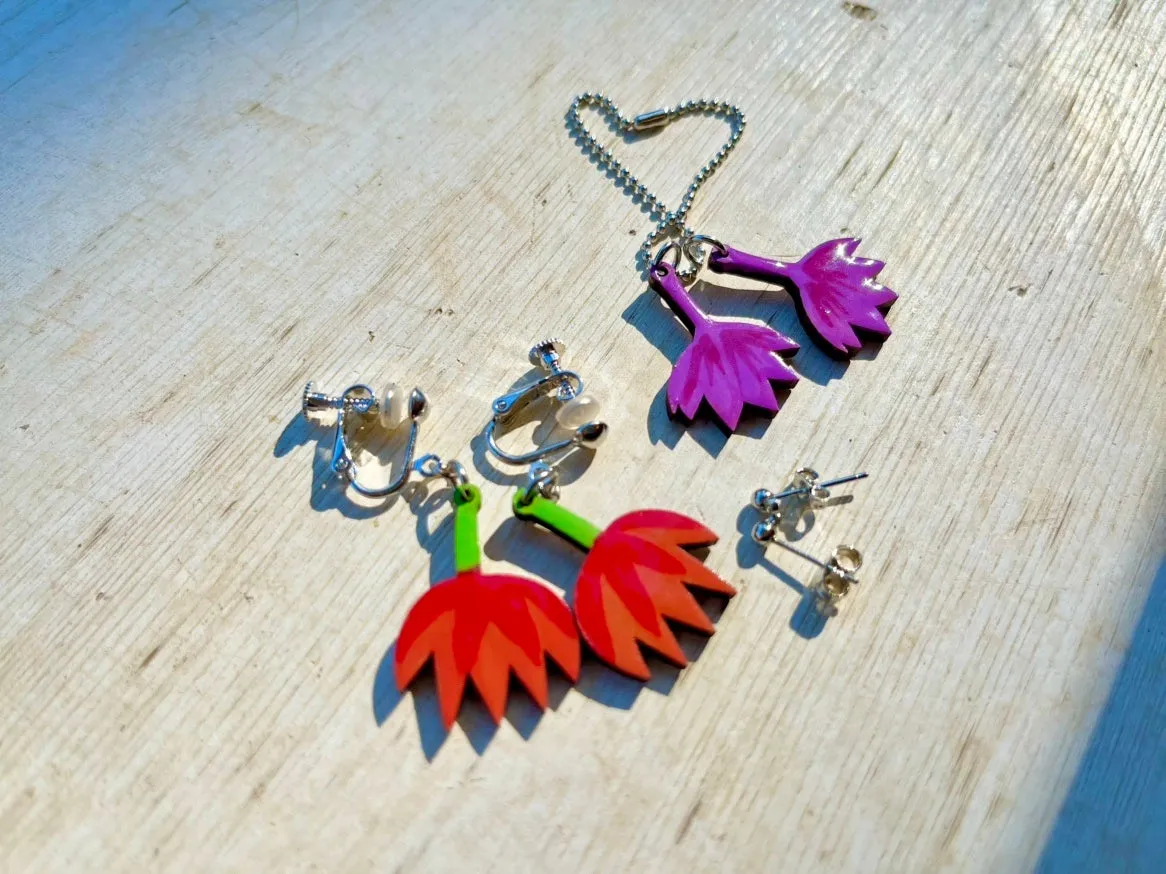 花形のカラフルなイヤリングとキーホルダー