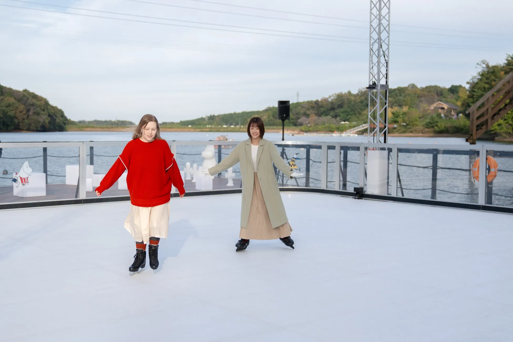 スケートリンクで遊ぶ二人の女性