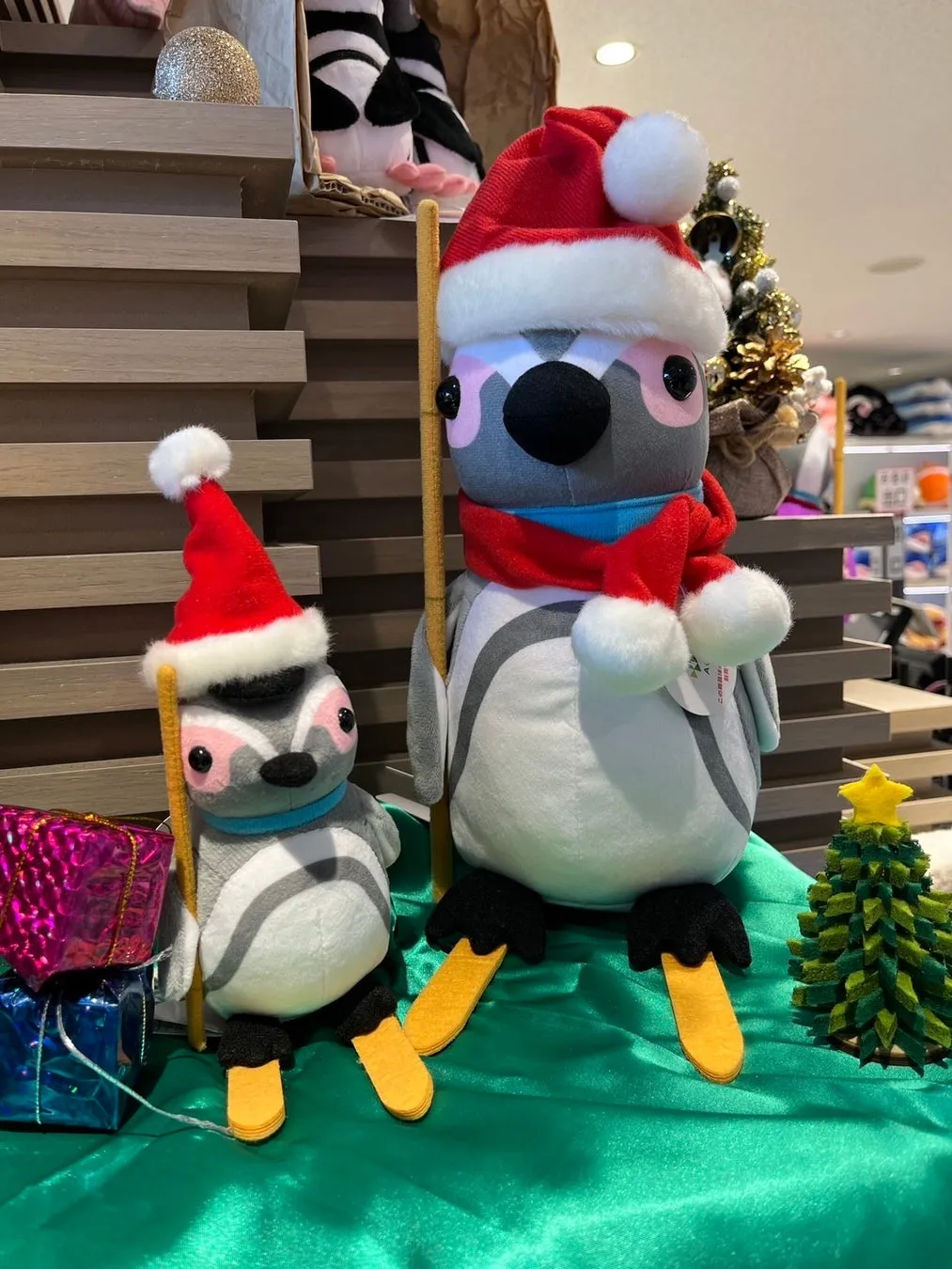 クリスマスのペンギンぬいぐるみ