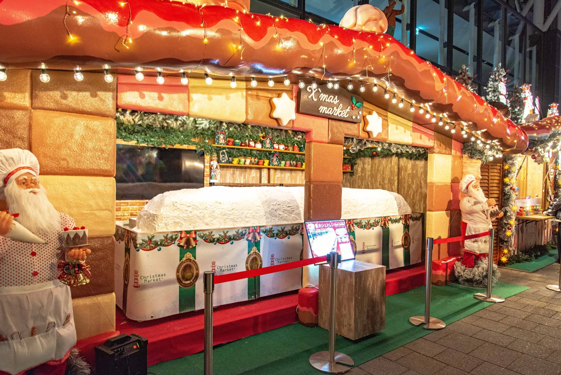 撮影スポットにはお菓子の家周辺に高さ45cmのくるみ割り人形スノードーム200体が並びます。