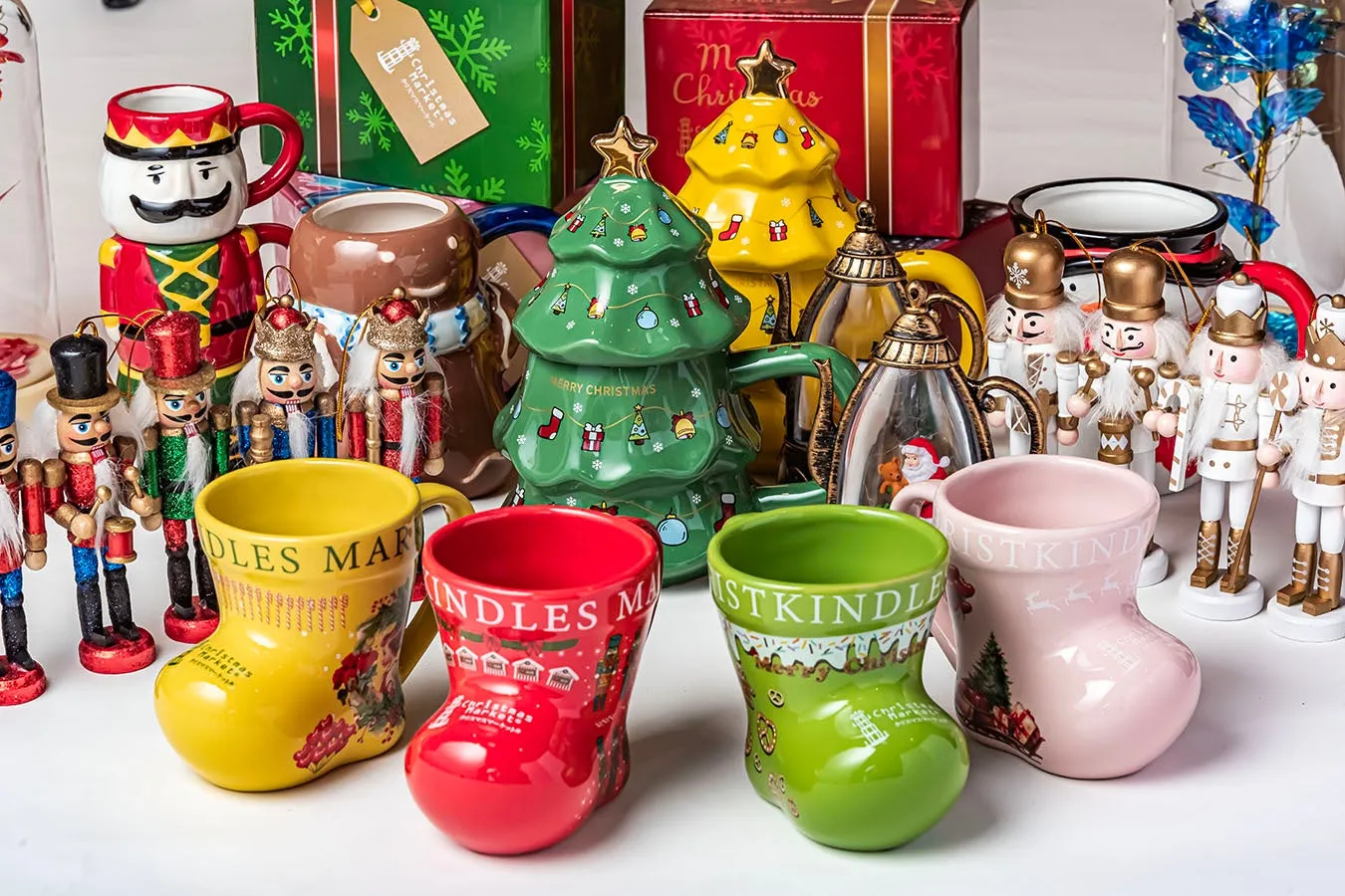 イベントで使用されるくるみ割り人形スノードーム。伝統的な木製工芸品をモチーフにデザイン。