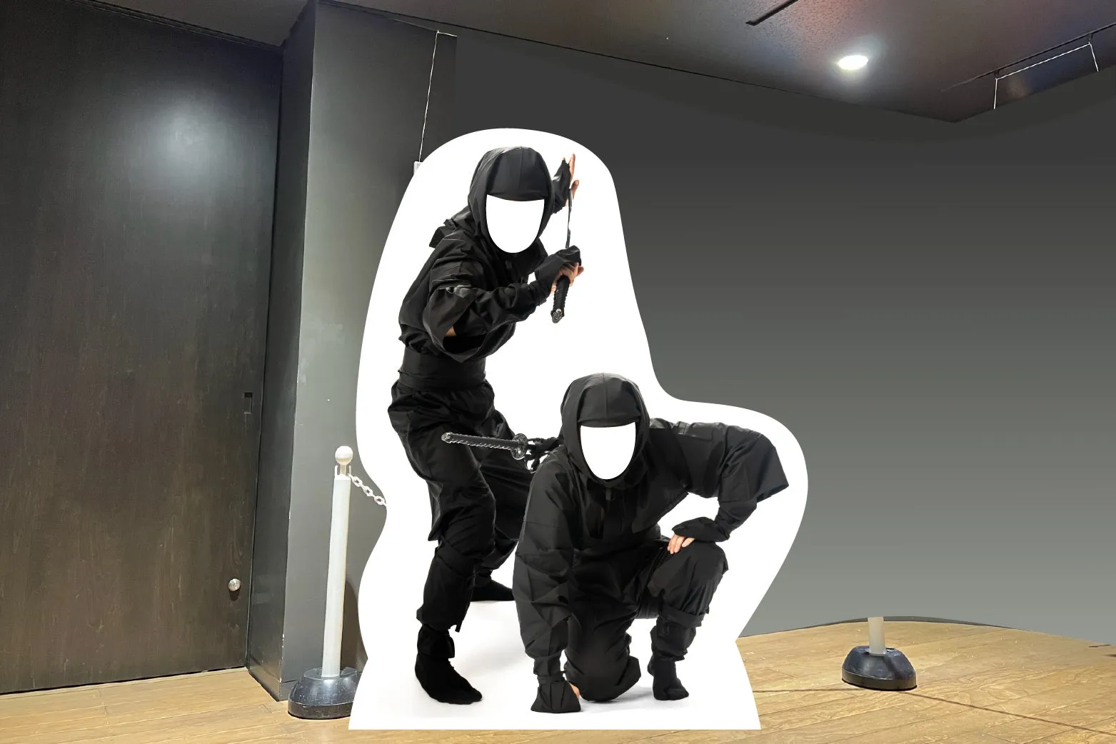 忍者の装束をまとった等身大パネル