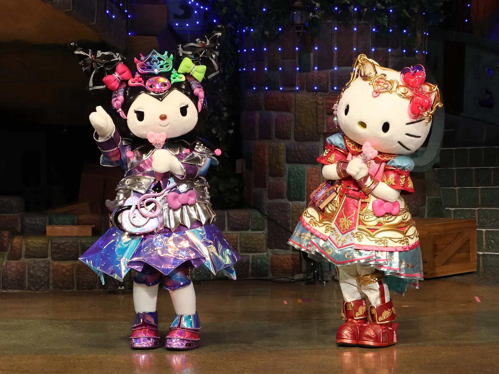 サンリオキャラクターたちが華やかな衣装でステージに立つ様子