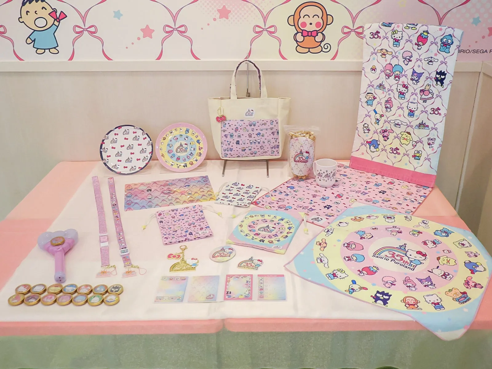 サンリオピューロランド35周年グッズの展示テーブル