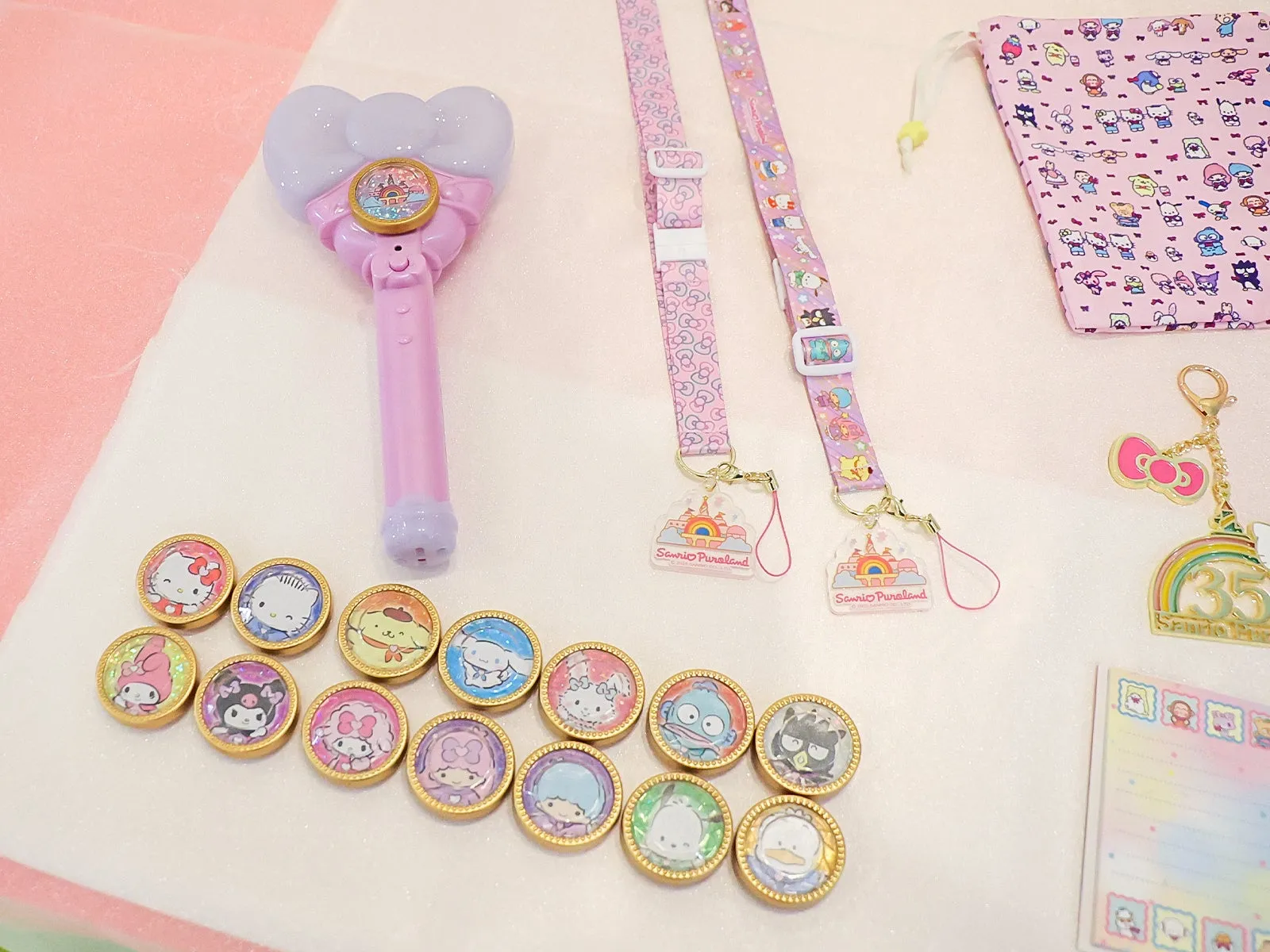 サンリオキャラクターのバッジとグッズ