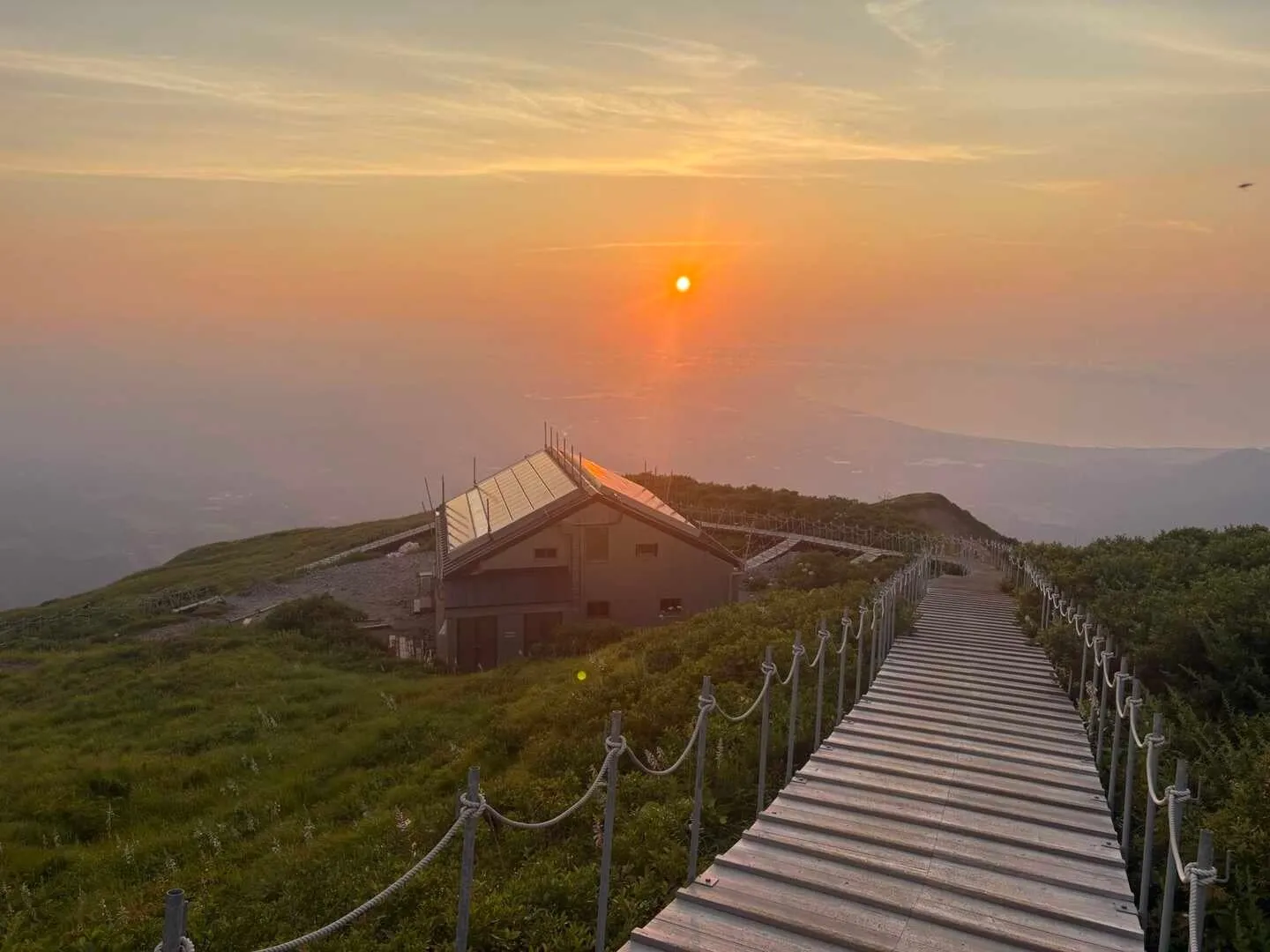 大山の山頂からの夕焼け