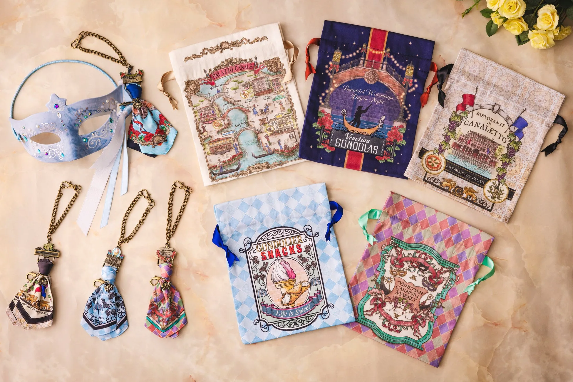 ディズニーストーリービヨンドのスペシャルグッズ、マスクとポーチ