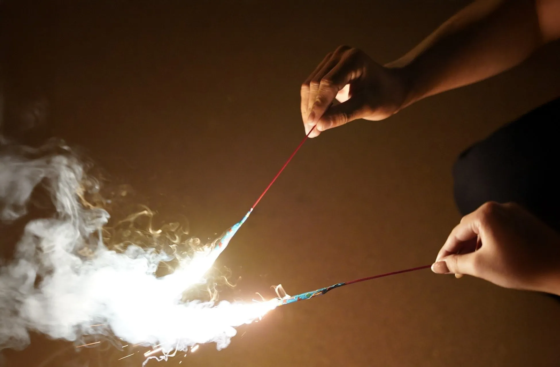 手持ち花火をしている様子