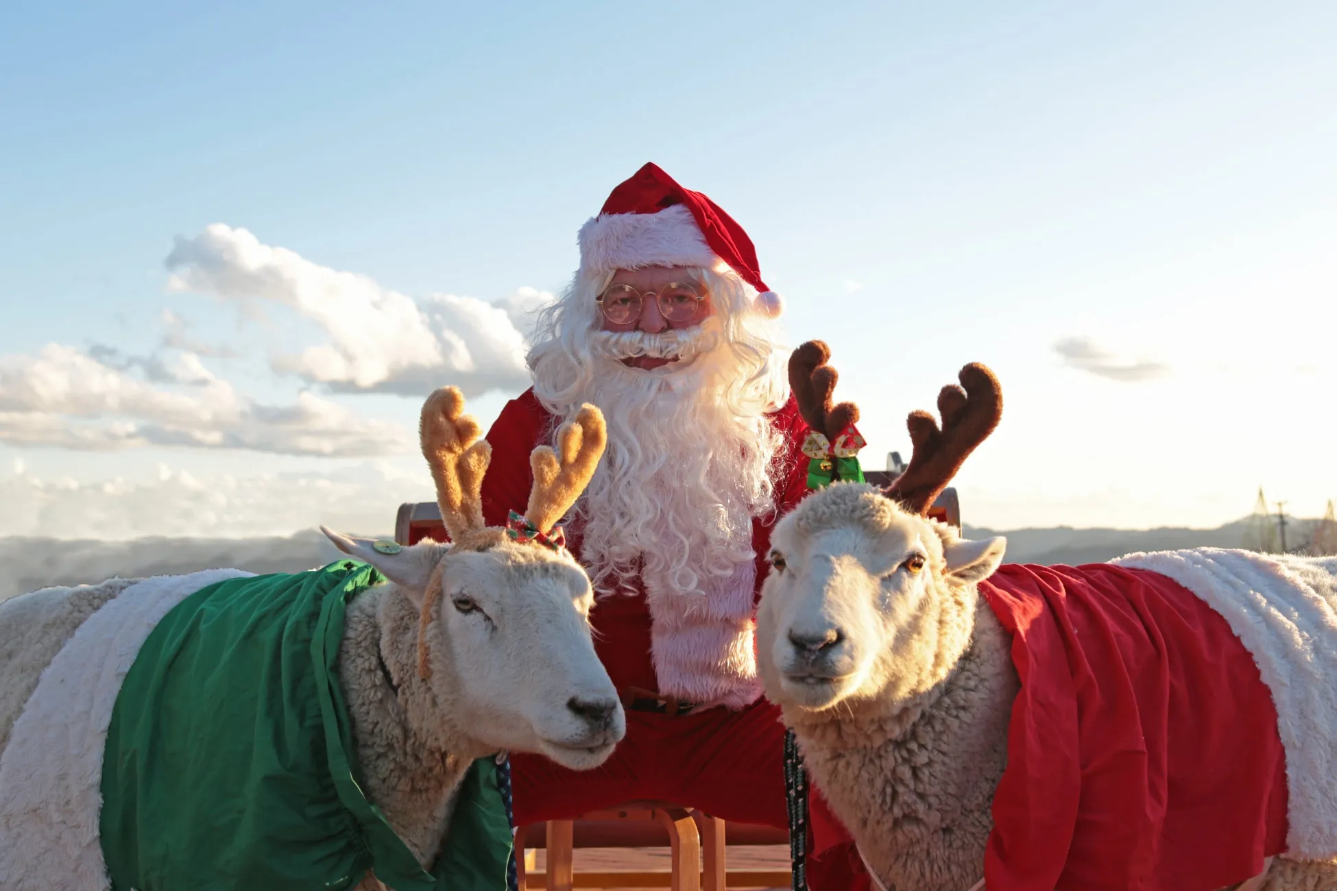 クリスマス衣装のサンタクロースとひつじ
