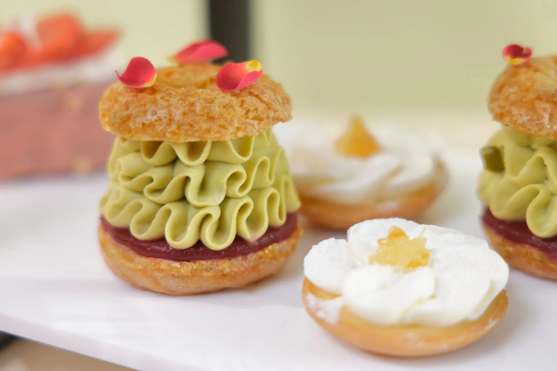 ピスタチオと苺のパリ・ブレスト / レモンタルト、ストロベリーソース