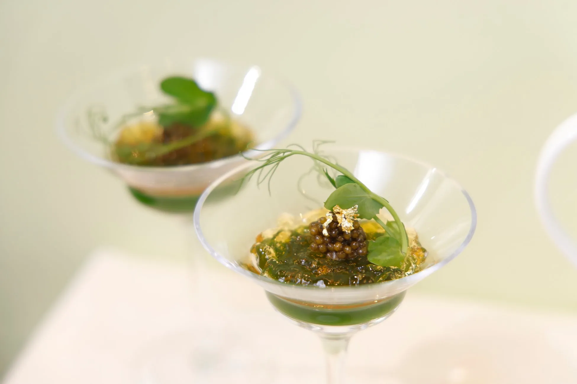 春菊のムースとオセトラキャビア、桜風味のコンソメゼリー