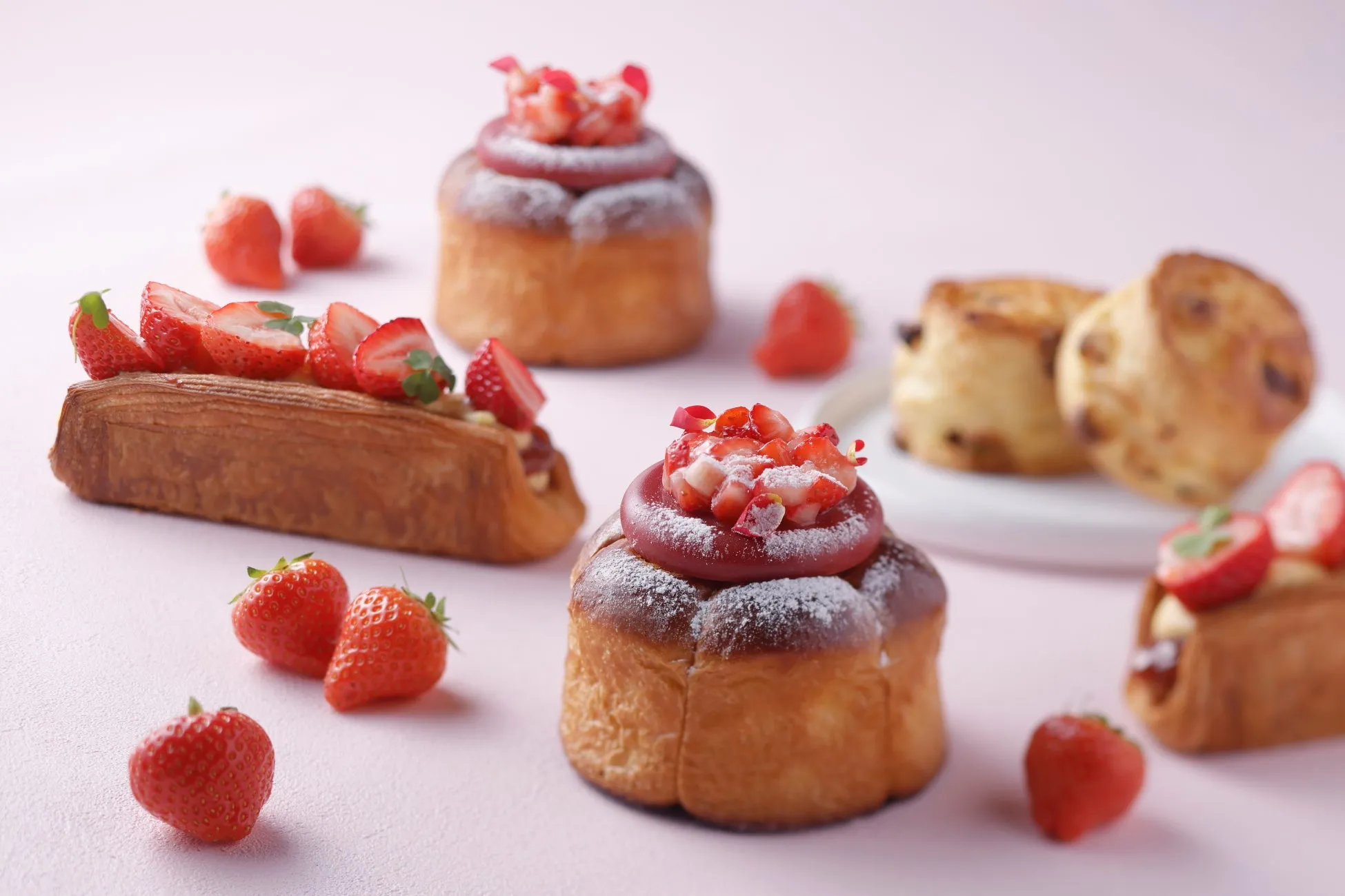 ベーカリーショップ「ファリーヌ」のストロベリーデニッシュとローズ&ストロベリーブリオッシュ