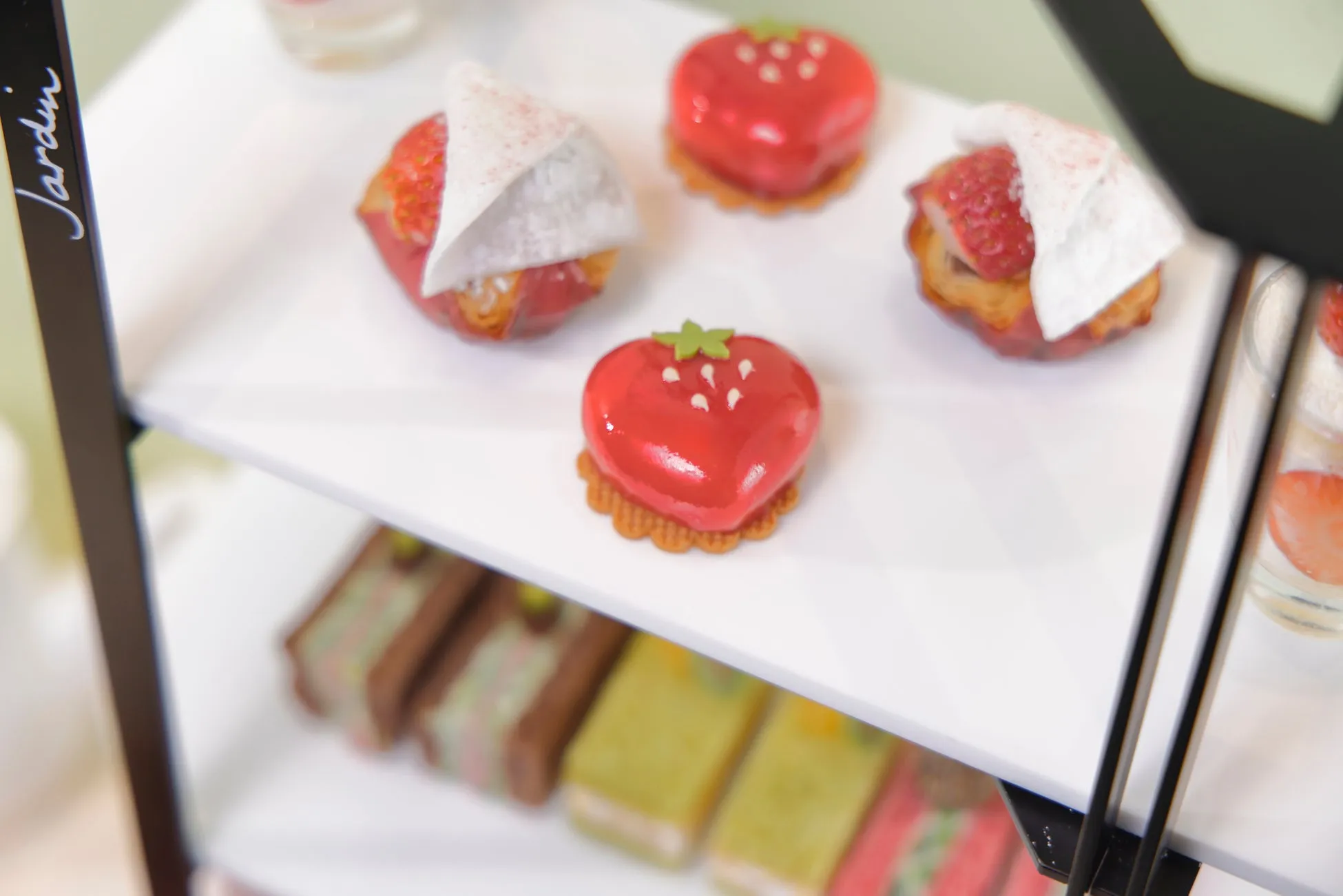 苺大福のデニッシュと苺とホワイトチョコレートのムース