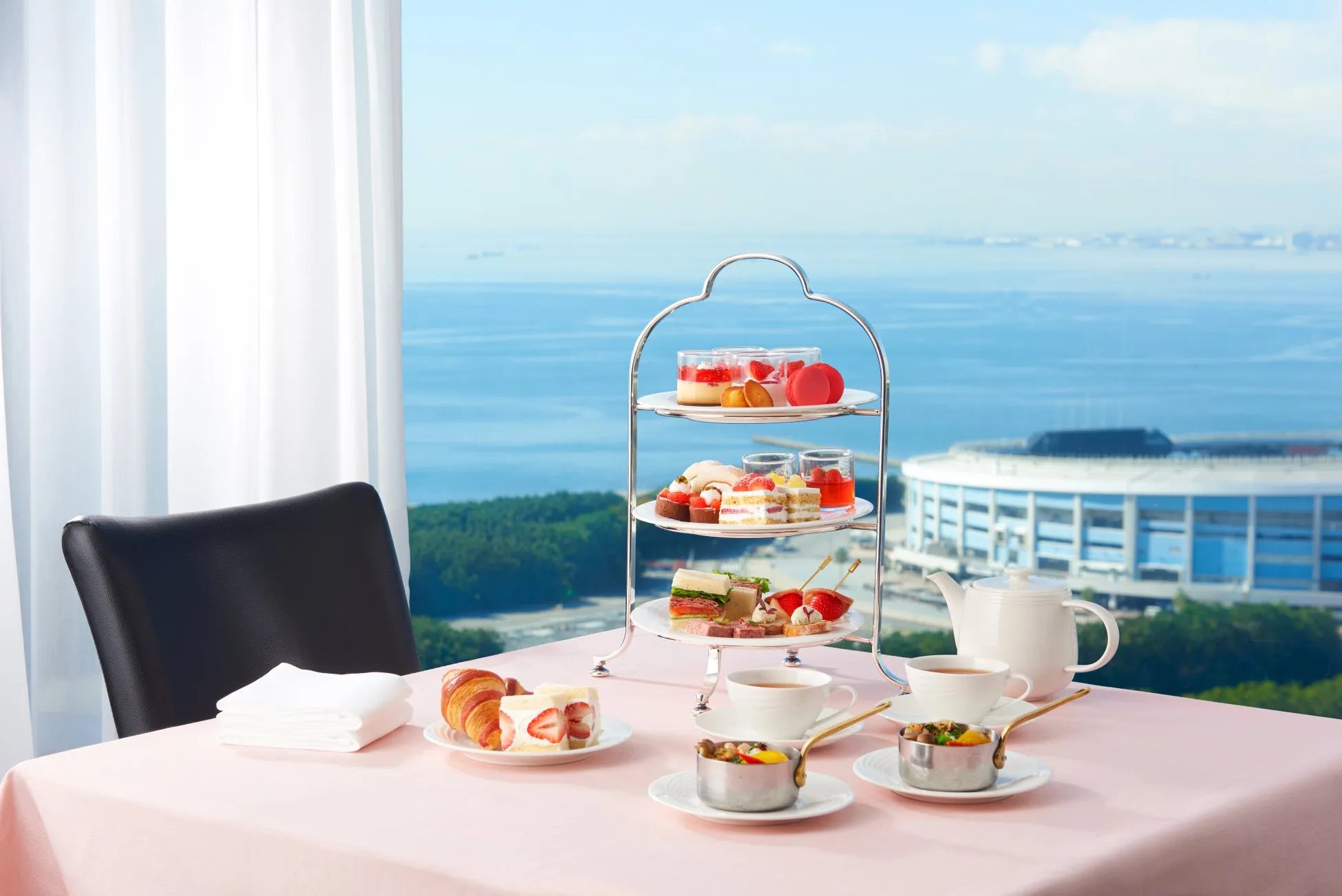 プラン限定のいちごアフタヌーンティーをお部屋で堪能できる宿泊プラン