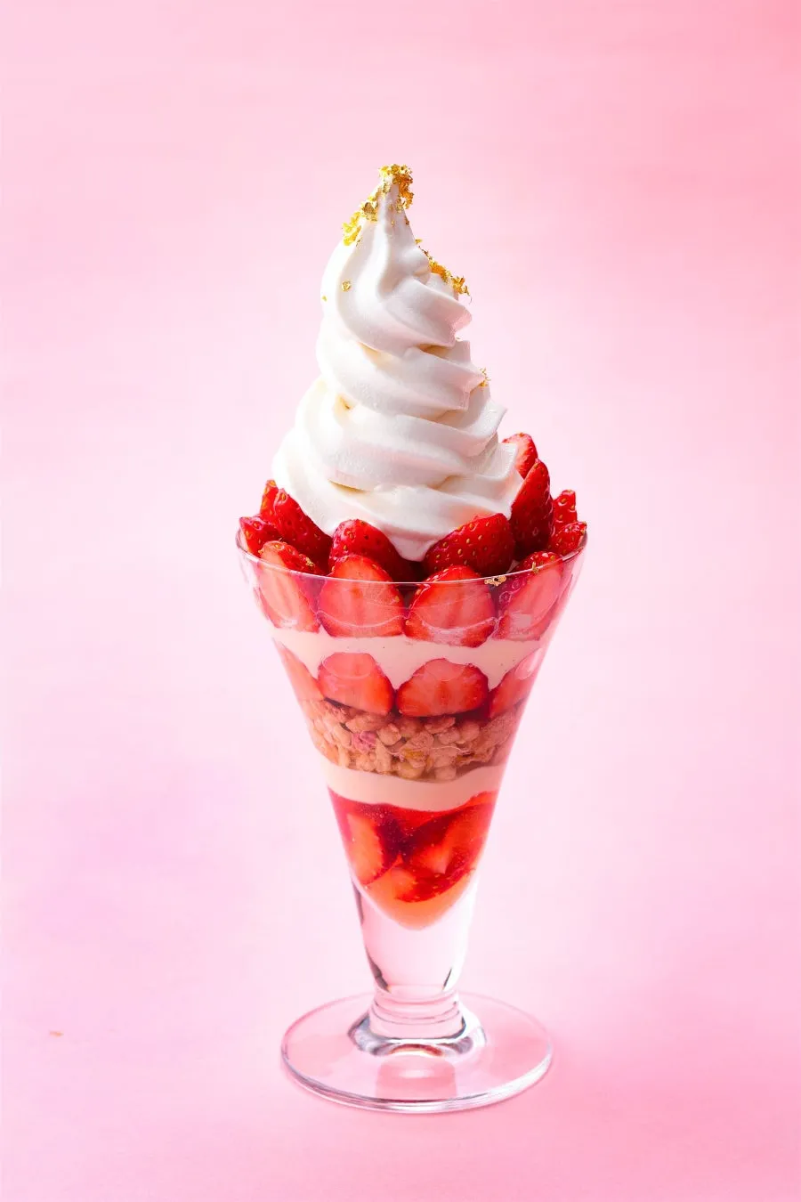 15粒のいちごとホテルこだわり素材で仕上げる贅沢ないちごパフェ