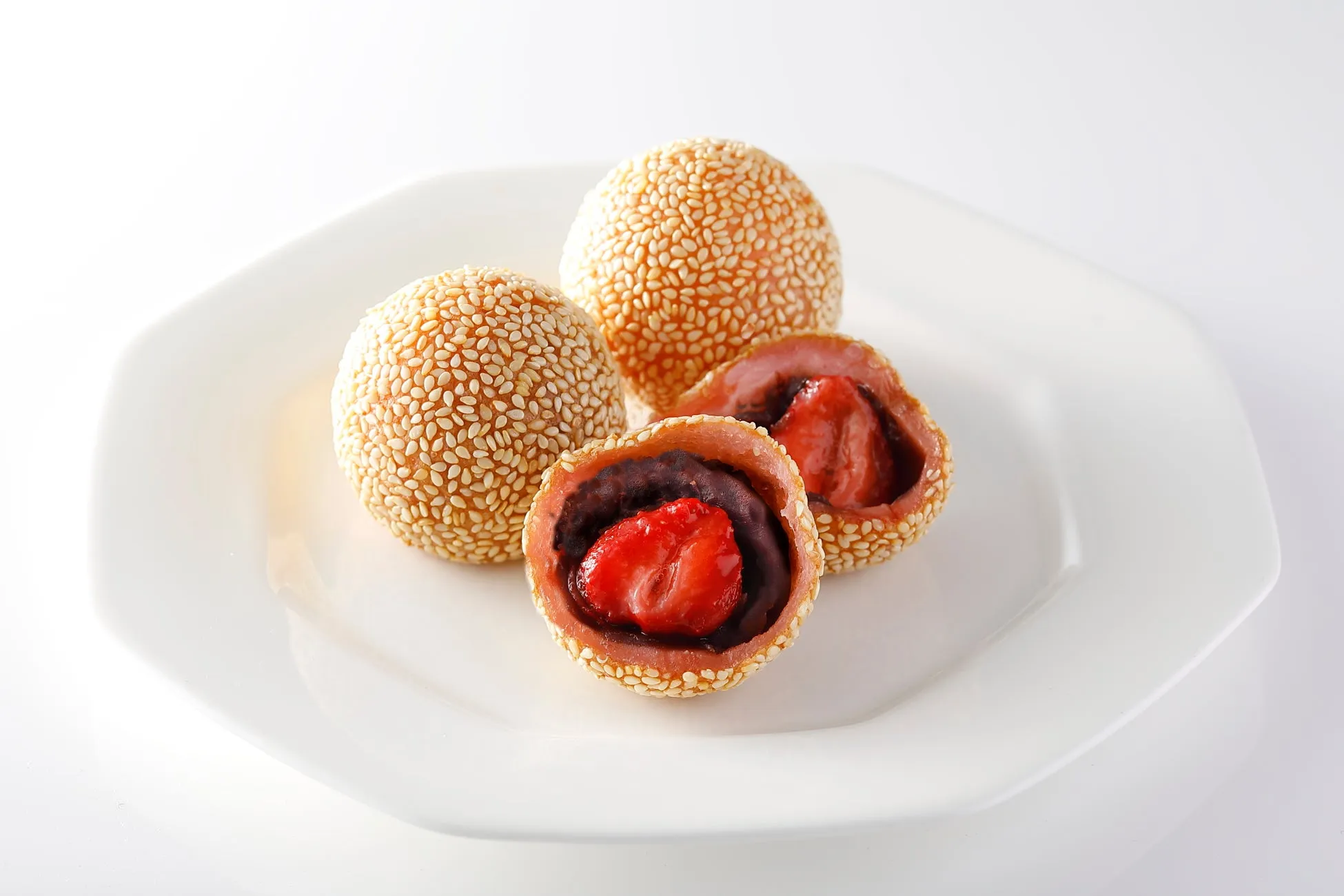 あまおう胡麻団子