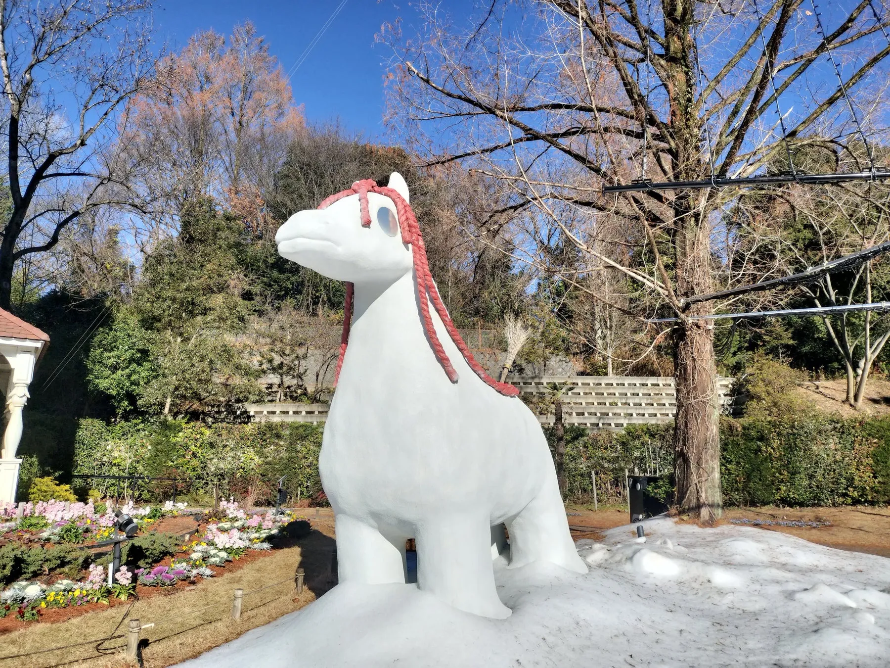 白い馬の彫刻と花壇