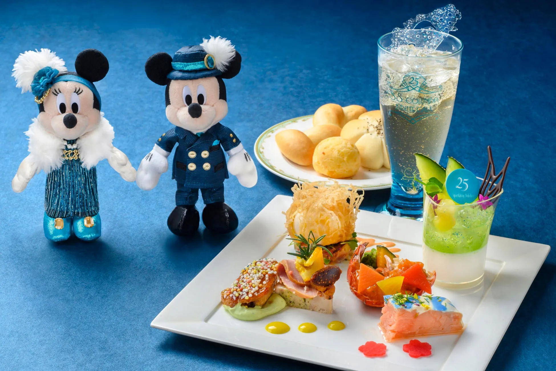 ディズニーシー25周年記念特別メニューとミッキーとミニーのぬいぐるみ