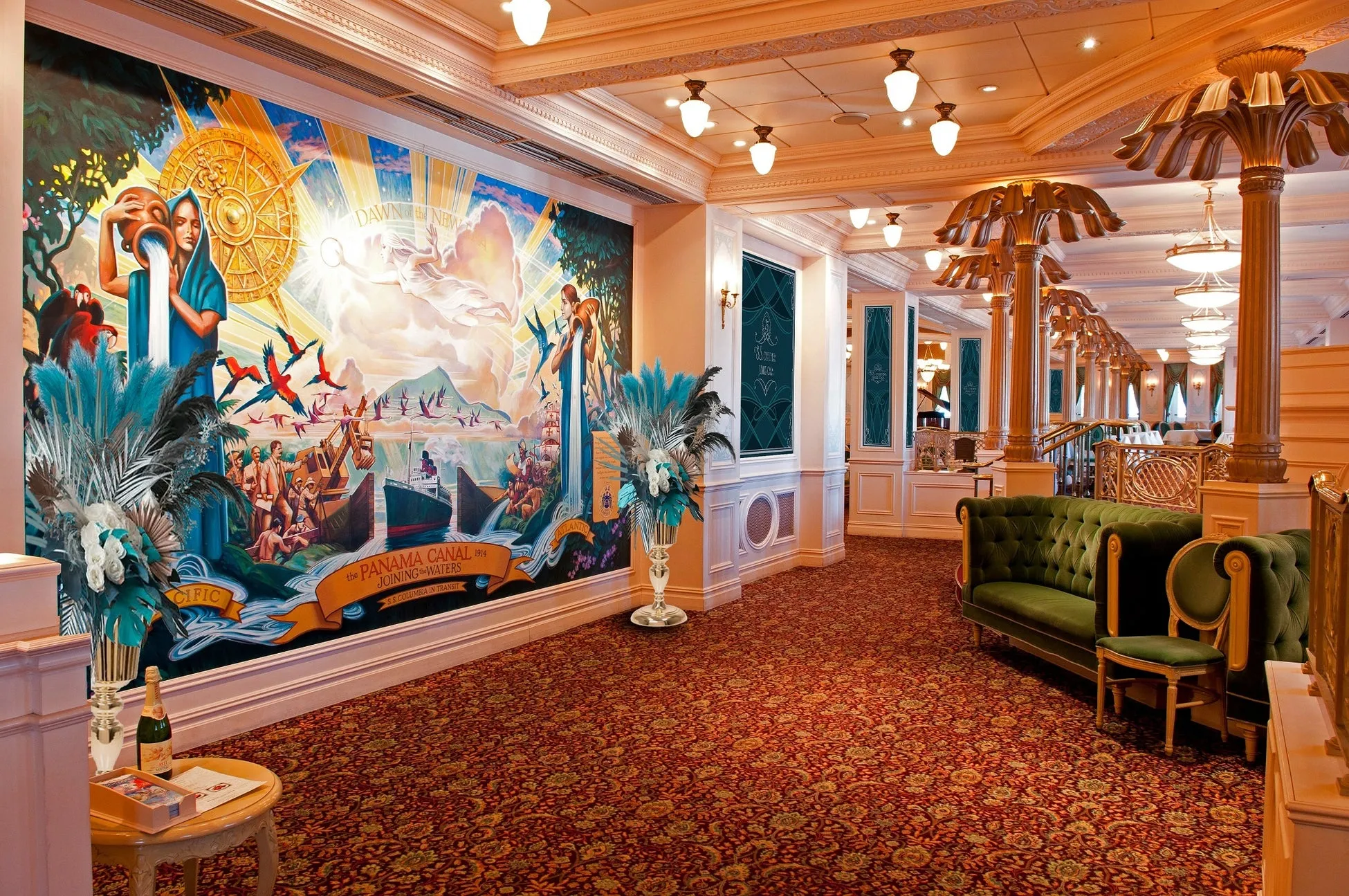 東京ディズニーシーの豪華なインテリアと壁画