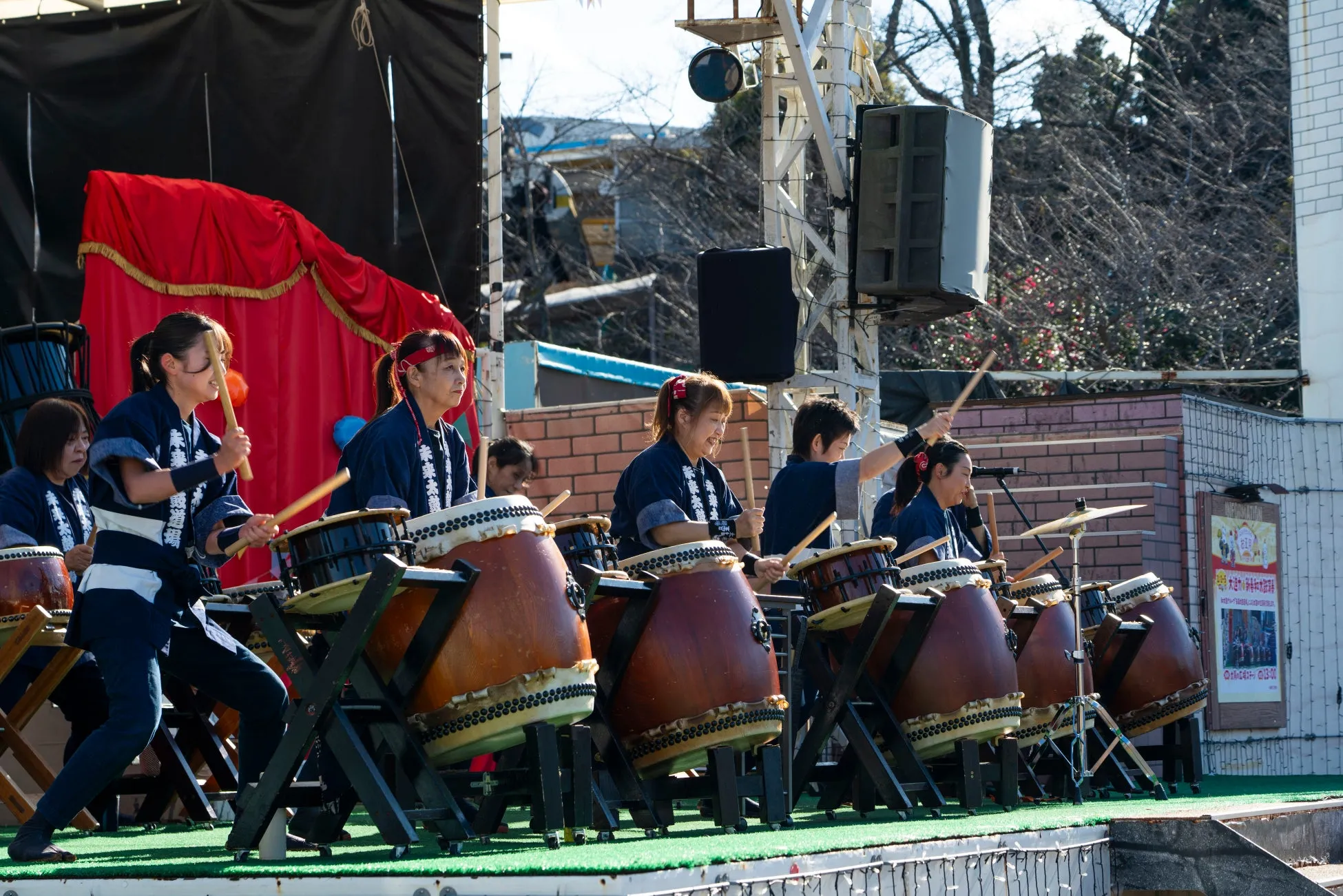よみうりランドのお正月イベントで和太鼓を演奏する人々