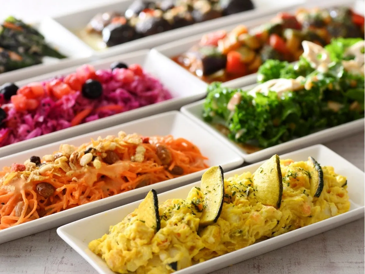 バラエティー豊かなサラダやデリの提供イメージ