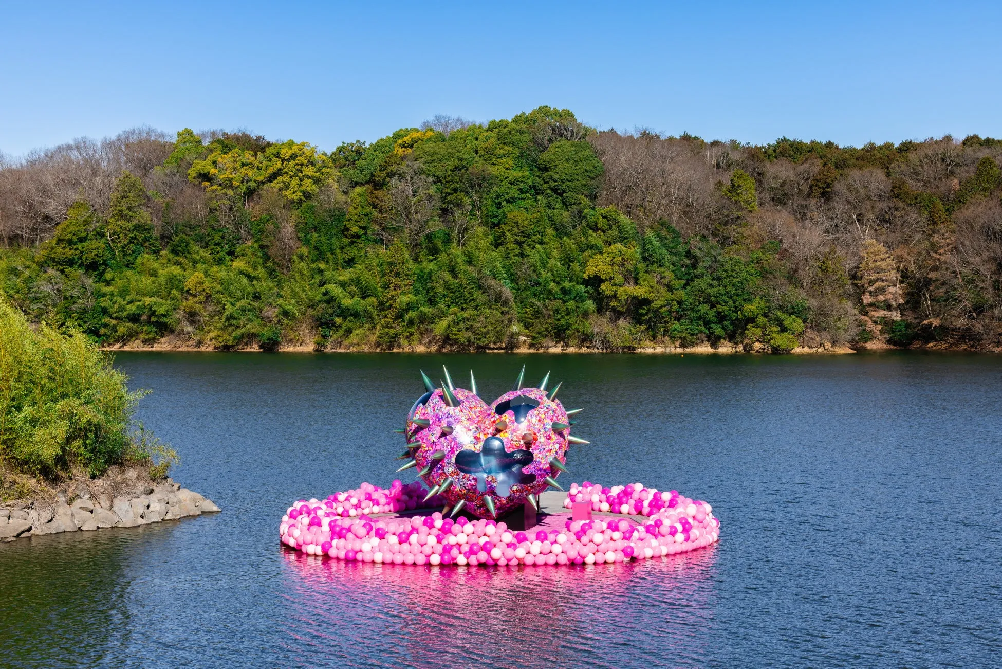 湖に浮かぶピンクのバルーンアート作品