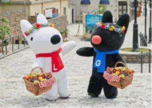 リサとガスパールが花冠をつけてバスケットを持っている