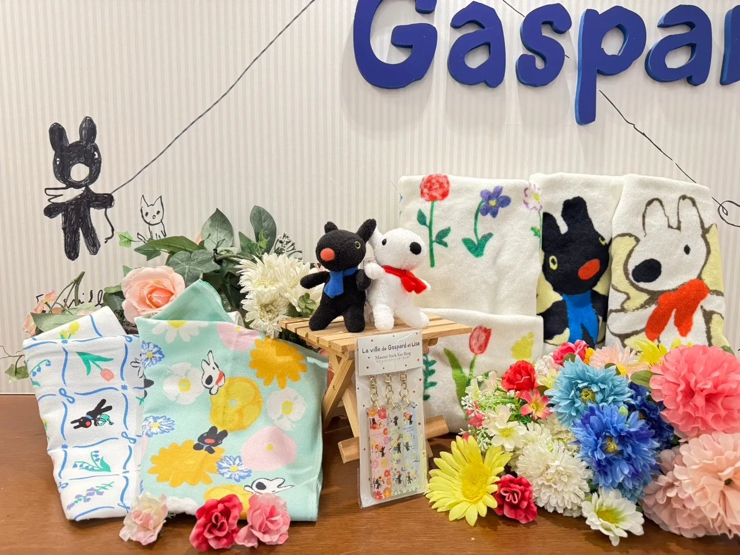 リサとガスパールのグッズと花のディスプレイ
