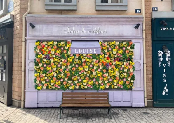 花で装飾されたサロンの外観